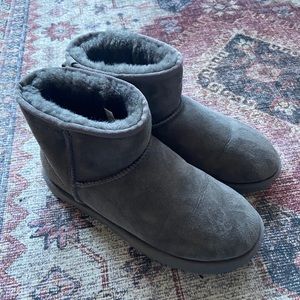🤍GREY CLASSIC SHORT UGG BOOTS size 8🤍